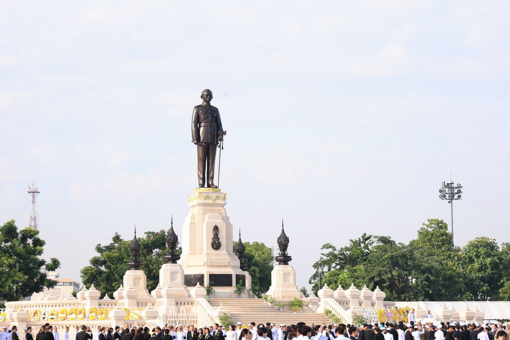 title - ส.ป.ก. ร่วมวางพวงมาลาถวายบังคมพระบรมราชานุสาวรีย์พระบาทสมเด็จพระบรมชนกาธิเบศร มหาภูมิพลอดุลยเดชมหาราช บรมนาถบพิตร เนื่องใน 